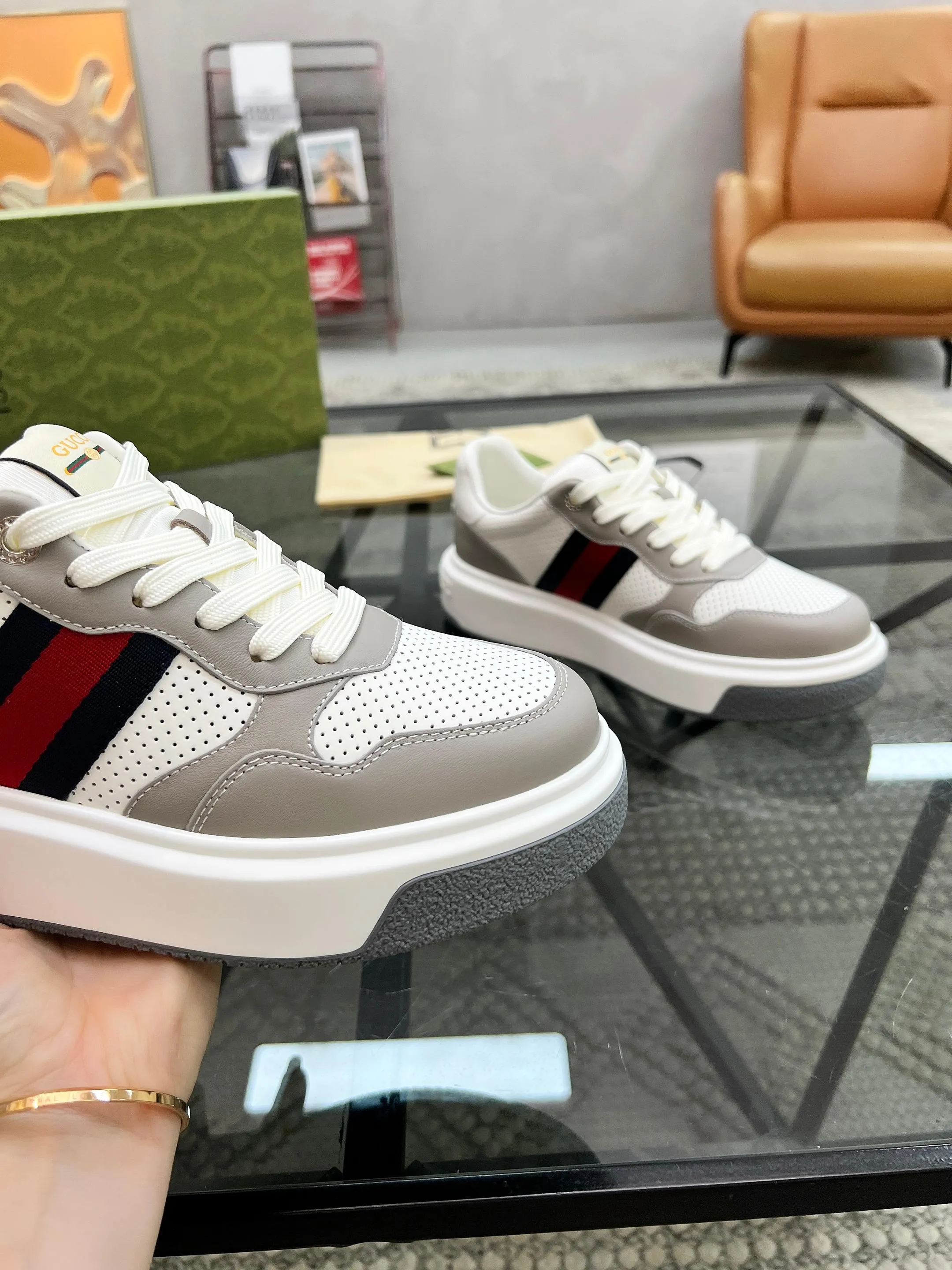 P460 new men's shoes GUCCI [Lightning] latest shoes are shipped. Original quality, fashionable, special materials, sheepskin lining, new packaging. The foot feels super comfortable and the workmanship is impeccable. Size: 38-45
